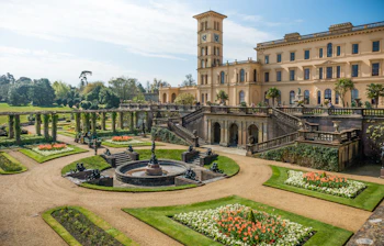 Osborne House på Isle of Wight med smukke formelle haver, springvand og farverige tulipanbed foran det elegante palads fra Queen Victorias tid