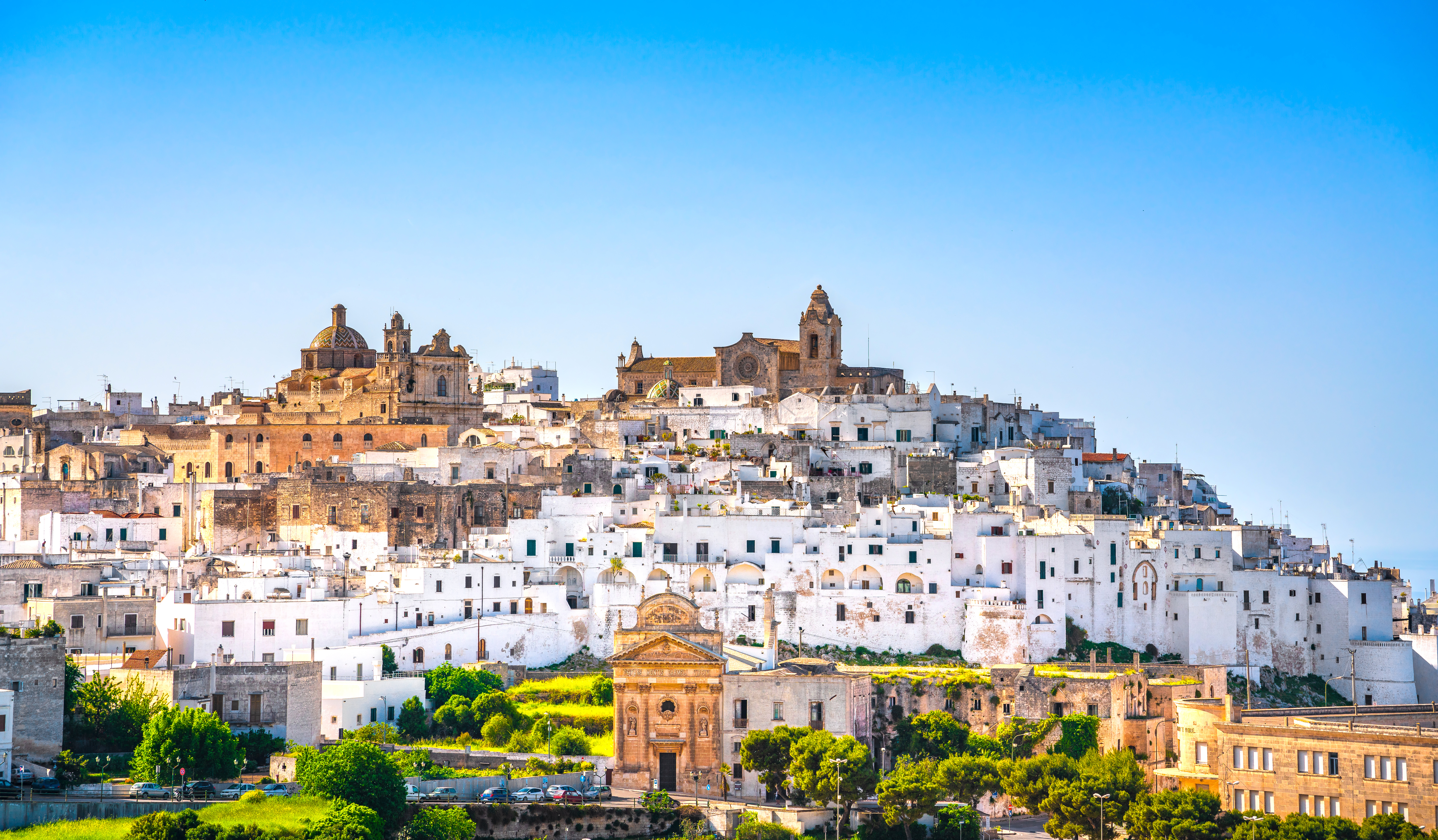 Panoramaudsigt over den hvide by Ostuni med katedral i Puglia Italien