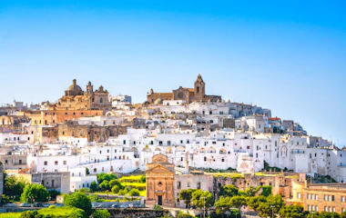 Panoramaudsigt over den hvide by Ostuni med katedral i Puglia Italien