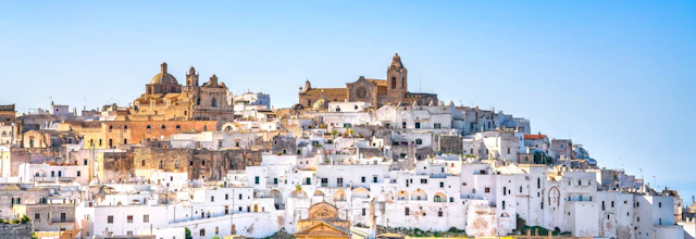 Panoramaudsigt over den hvide by Ostuni med katedral i Puglia Italien