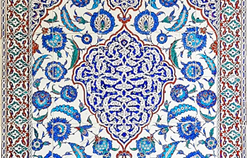 Farverige ottomanske fliser med detaljerede blomster- og geometriske mønstre fra Topkapi-paladset i Istanbul, der viser Tyrkiets rige kulturarv