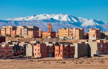Luftpanorama over Ouarzazate by med de imponerende Atlas-bjerge i baggrunden, Marokkos kendte port til Sahara-ørkenen