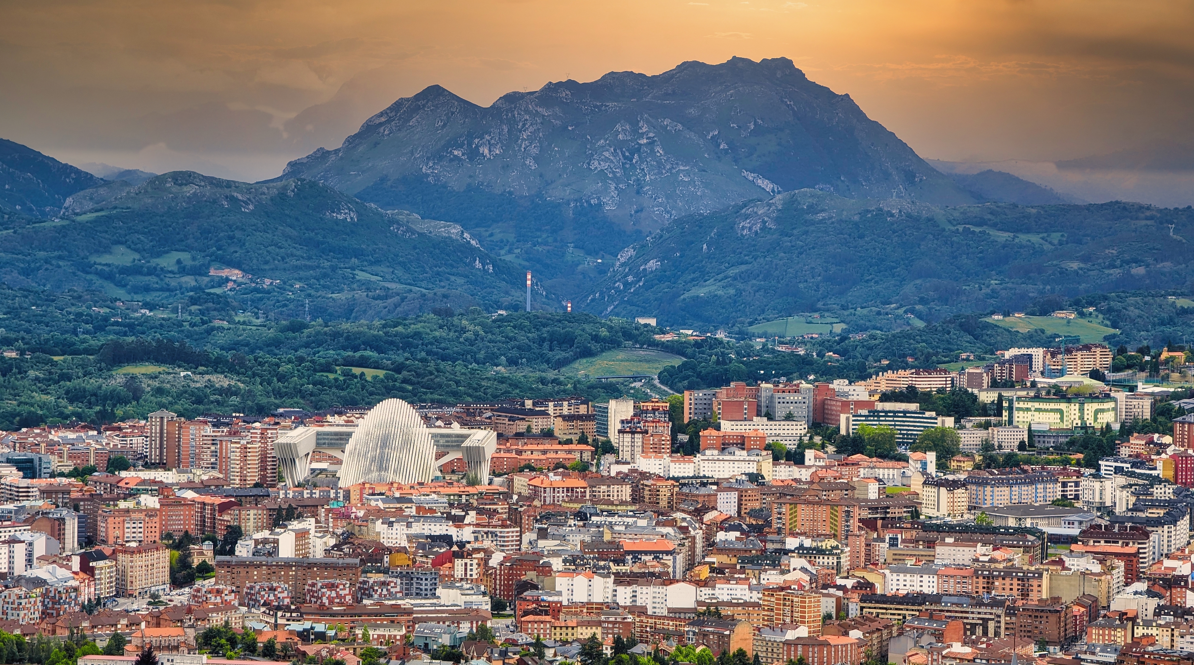 Oviedo bybillede med domkirke og bjerge ved solnedgang i Asturias Spanien