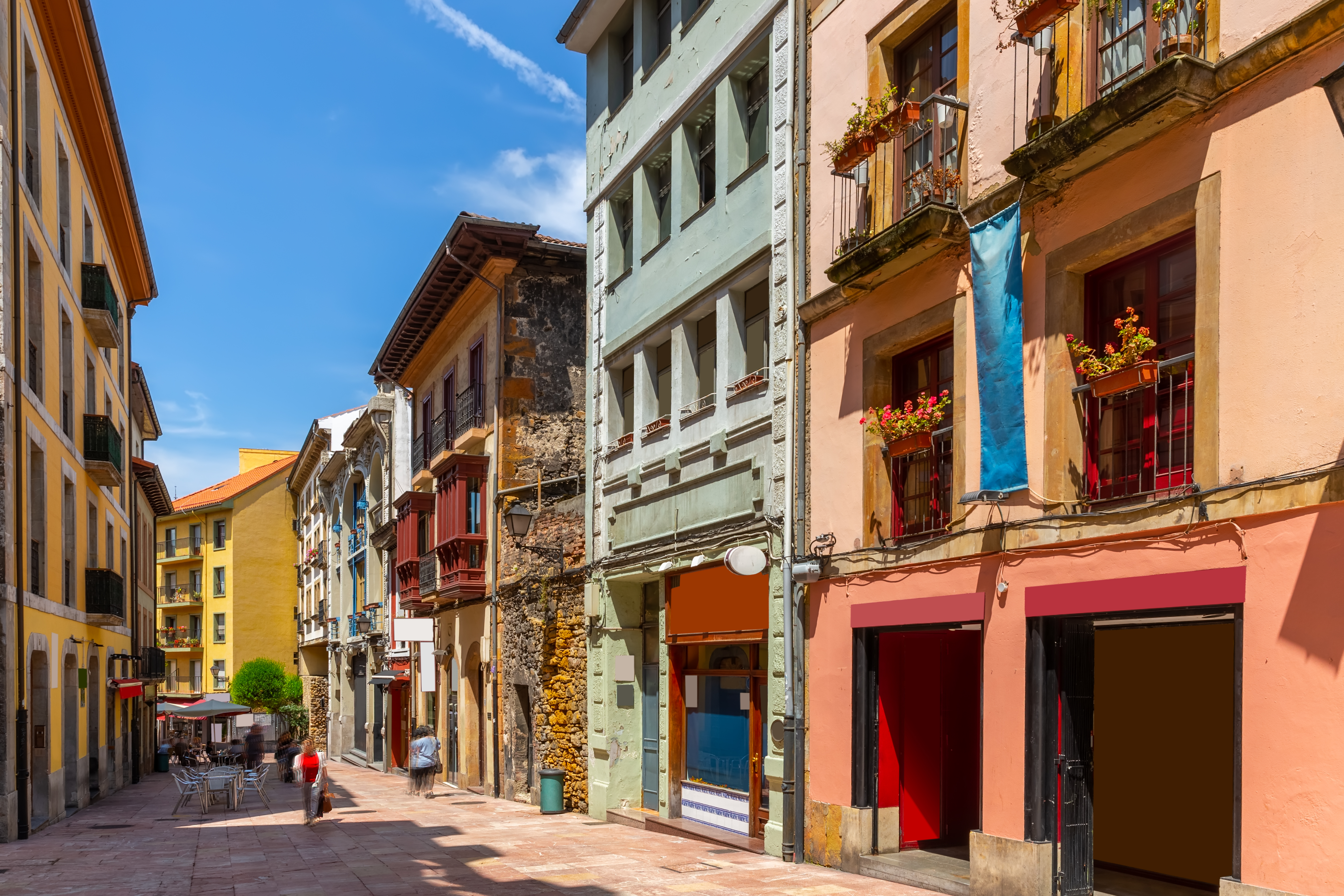 Farverige historiske bygninger i Oviedos gamle by, Asturien, Spanien