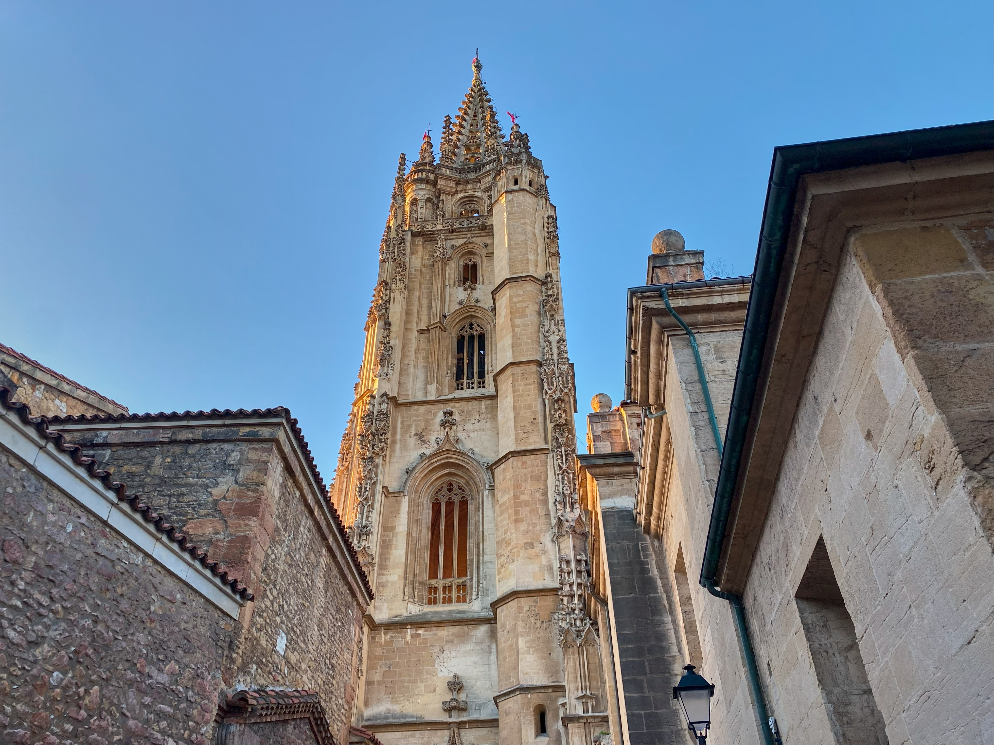 Gotisk katedralspir fra San Salvador katedralen i Oviedo, Asturien, Spanien