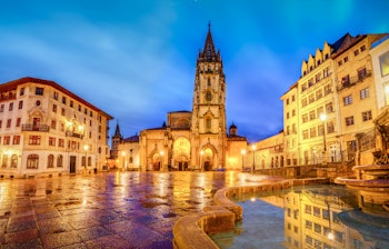 Oviedo Katedral oplyst om aftenen med historisk arkitektur i Asturias, Spanien