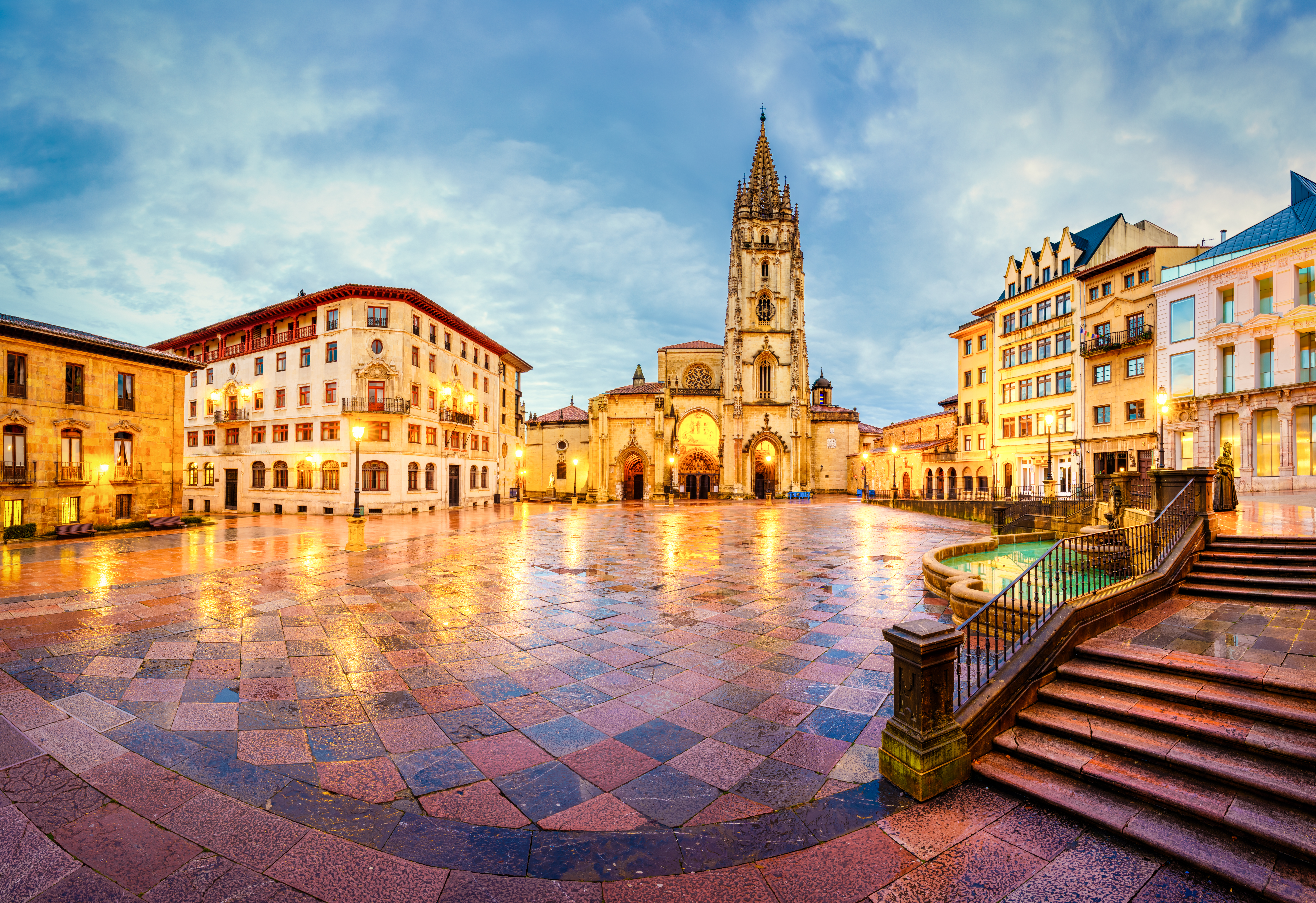 Oviedo Katedral og historisk plads ved solnedgang med gotisk arkitektur i Asturias Spanien
