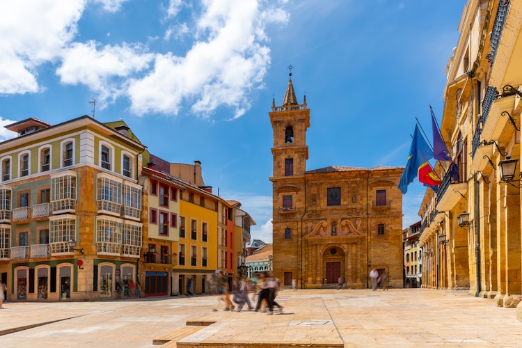 Historisk torv i Oviedo med traditionel spansk arkitektur og klokkefaarn i Asturias Spanien