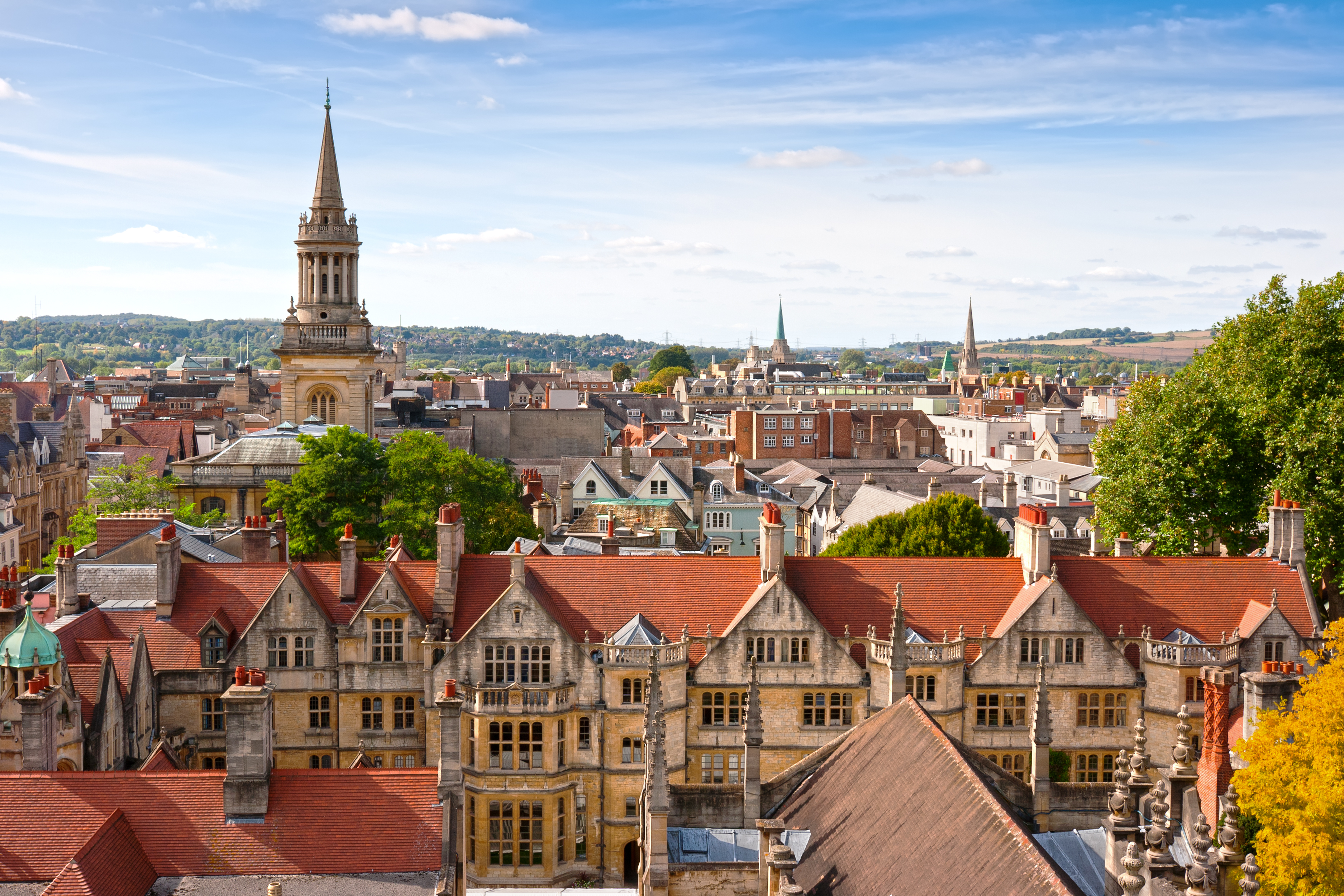 Panoramaudsigt over Oxfords historiske bymidte med universitetets gotiske spir, kollegier og arkitektoniske landemærker set fra St Mary the Virgin kirken