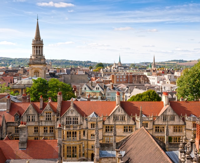 Panoramaudsigt over Oxfords historiske bymidte med universitetets gotiske spir, kollegier og arkitektoniske landemærker set fra St Mary the Virgin kirken