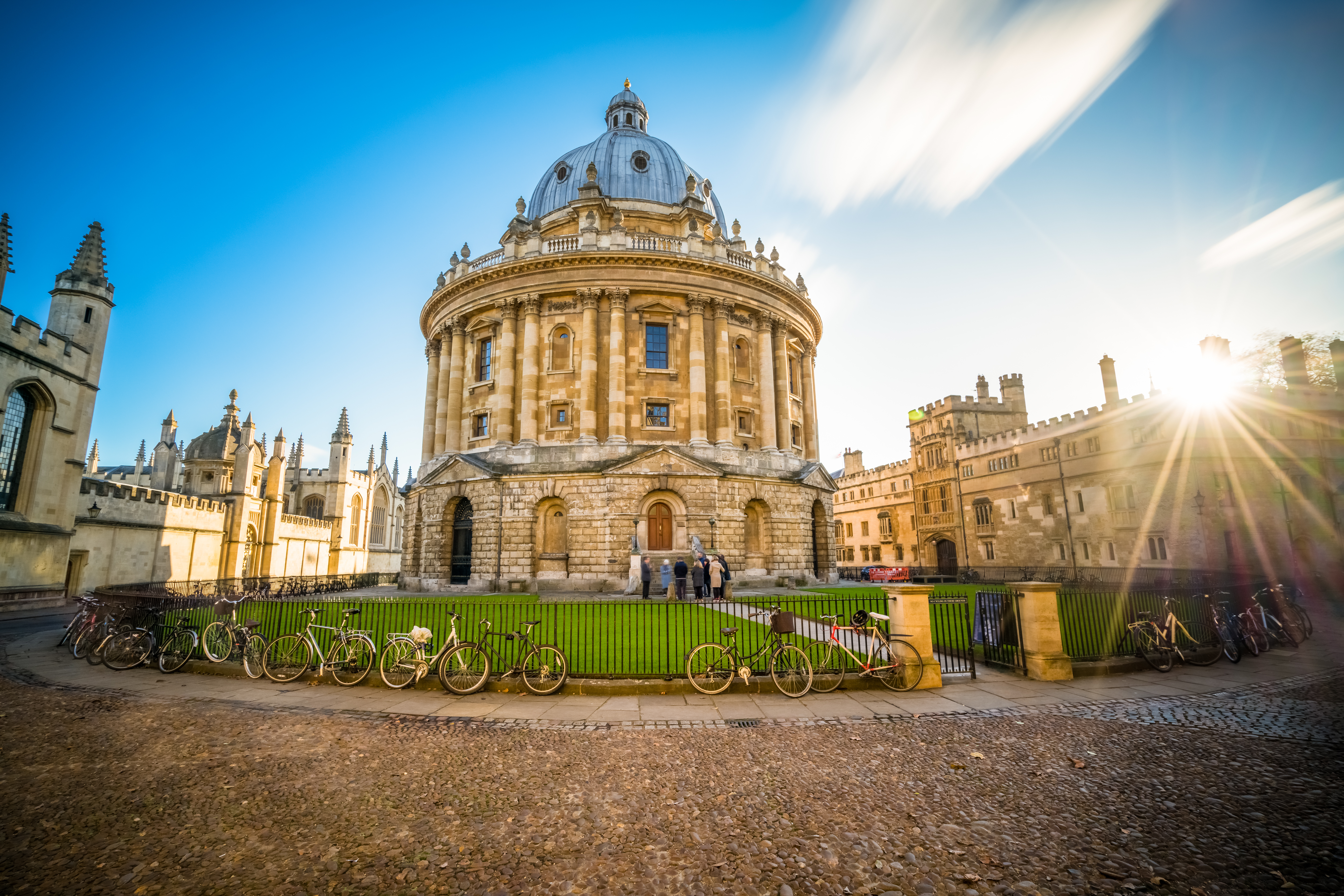 Oxford Universitets Radcliffe Camera bibliotek med cykler parkeret foran på solskinsdag