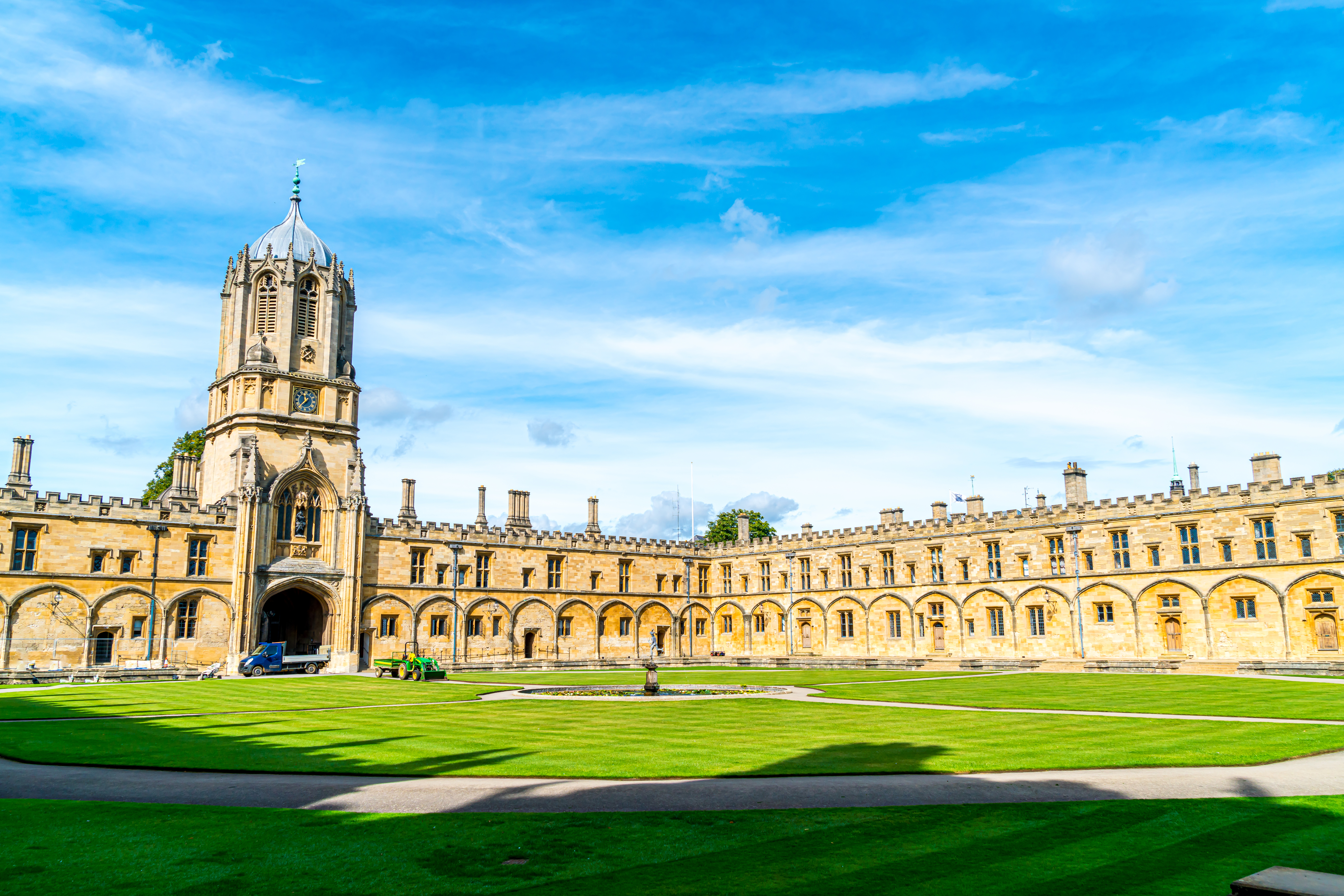 Historisk Oxford Universitets college bygning med ikonisk klokkertaarn og gotisk arkitektur