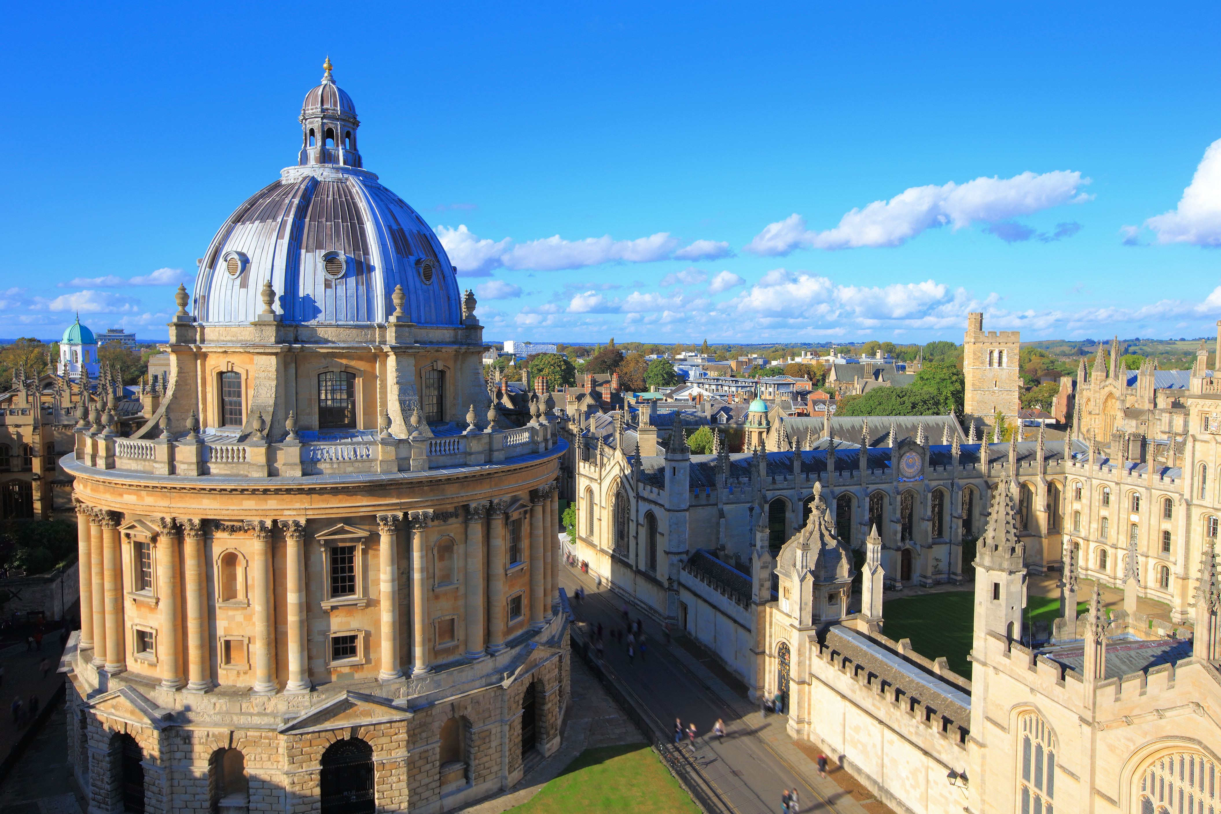 Oxford Universitet med Radcliffe Camera og historiske college bygninger fra luften