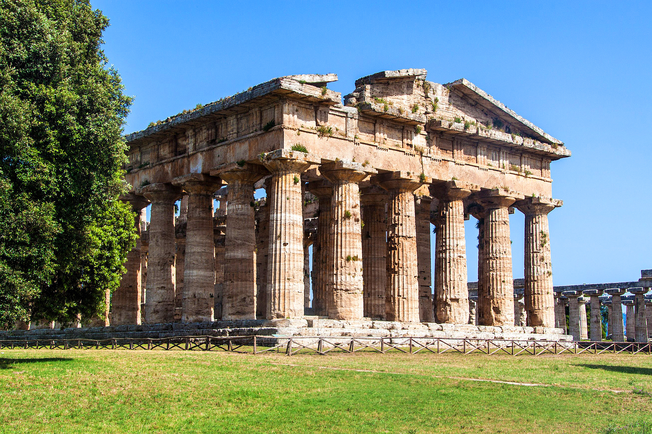 Velbevarede antikke græske Dortempel-ruiner i Paestum, Campania, Italien med blå himmel