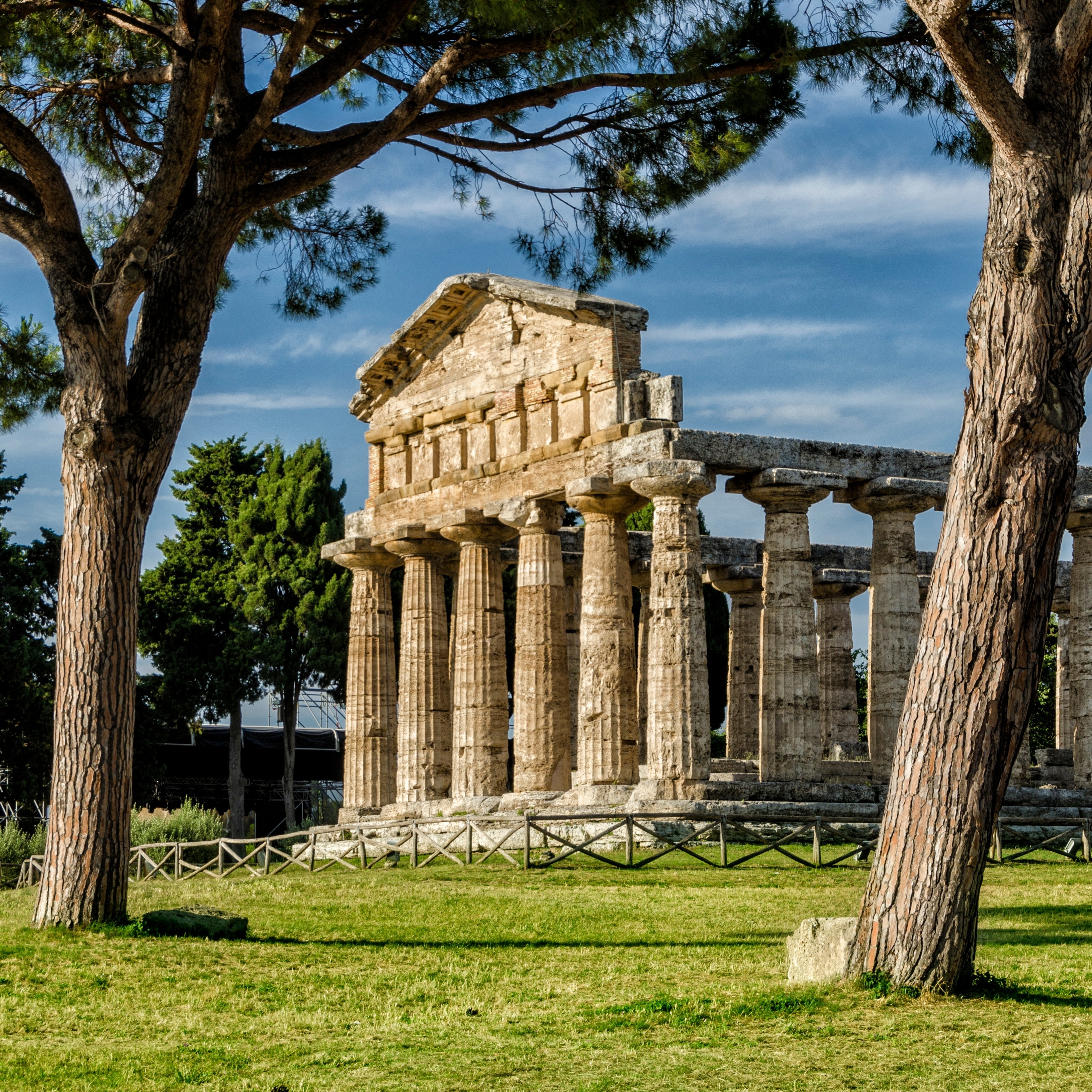 Antikke græske tempelruiner i Paestum arkæologisk park i Syditalien