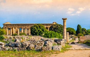 Det majestætiske Neptun-tempel fra antikkens Grækenland ved det arkæologiske område Paestum i Campania, Italien