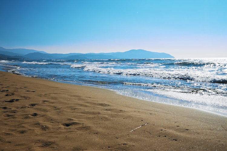 Idyllisk sandstrand ved Paestum i Campania, Italien. Perfekt til en afslappende sommerferie ved Middelhavet.
