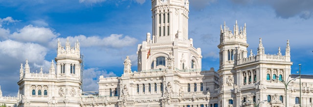 Det historiske Palacio de Cibeles i Madrid, Spanien, en imponerende hvid bygning med dekorative tårne der fungerer som Madrids rådhus