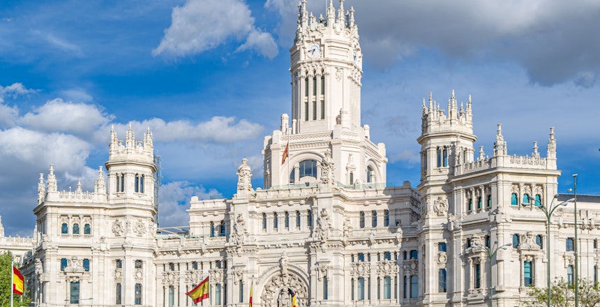 Det historiske Palacio de Cibeles i Madrid, Spanien, en imponerende hvid bygning med dekorative tårne der fungerer som Madrids rådhus