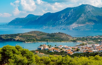 Panoramaudsigt over den charmerende kystby Palaia Epidavros ved Det Ægæiske Hav i Grækenland med traditionelle bygninger og azurblåt vand på en solrig sommerdag