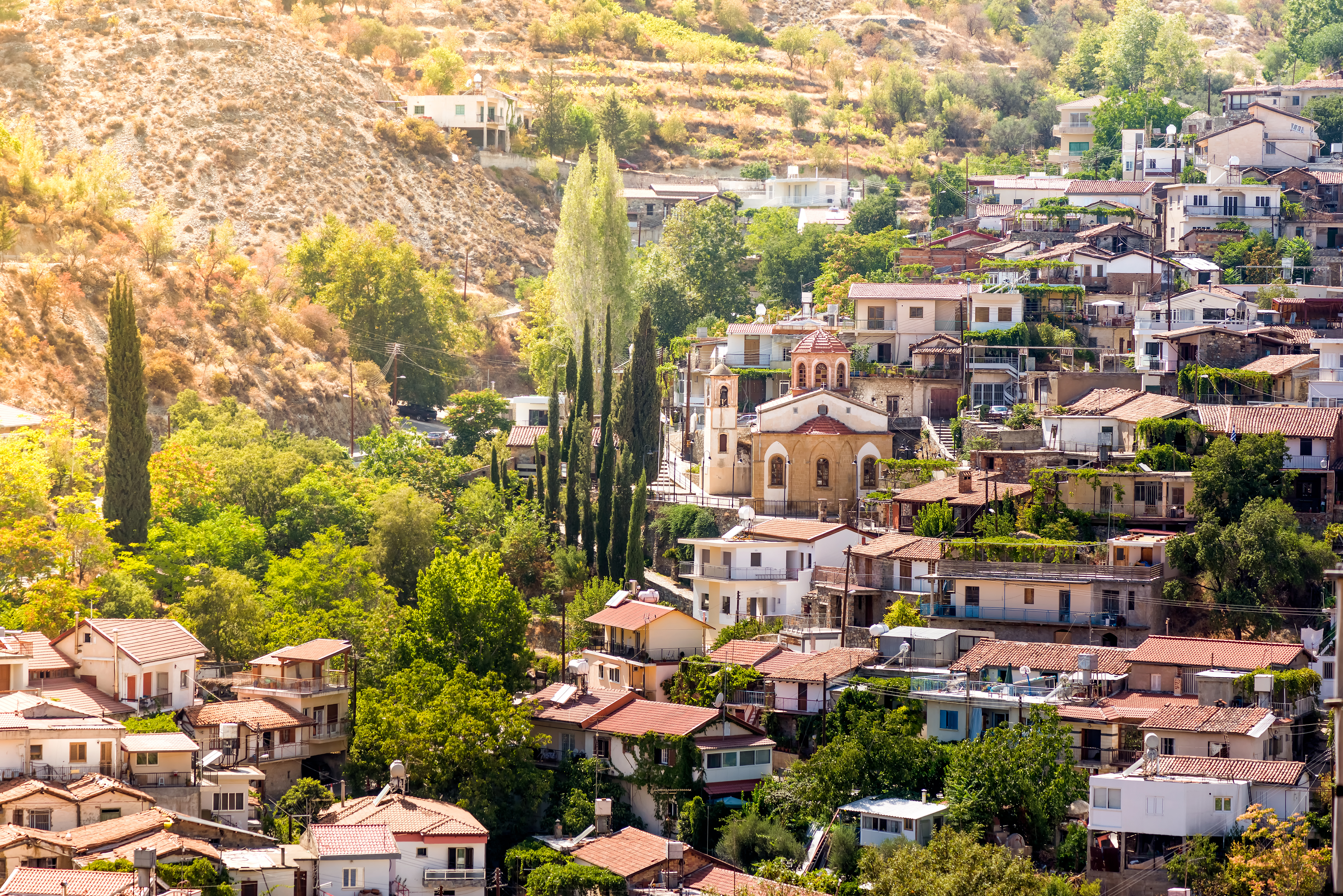 Traditionel cypriotisk bjerglandsby Palaichori i Troodos-bjergene med stenhuse og kirke