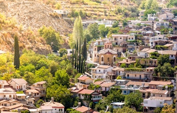 Traditionel cypriotisk bjerglandsby Palaichori i Troodos-bjergene med stenhuse og kirke