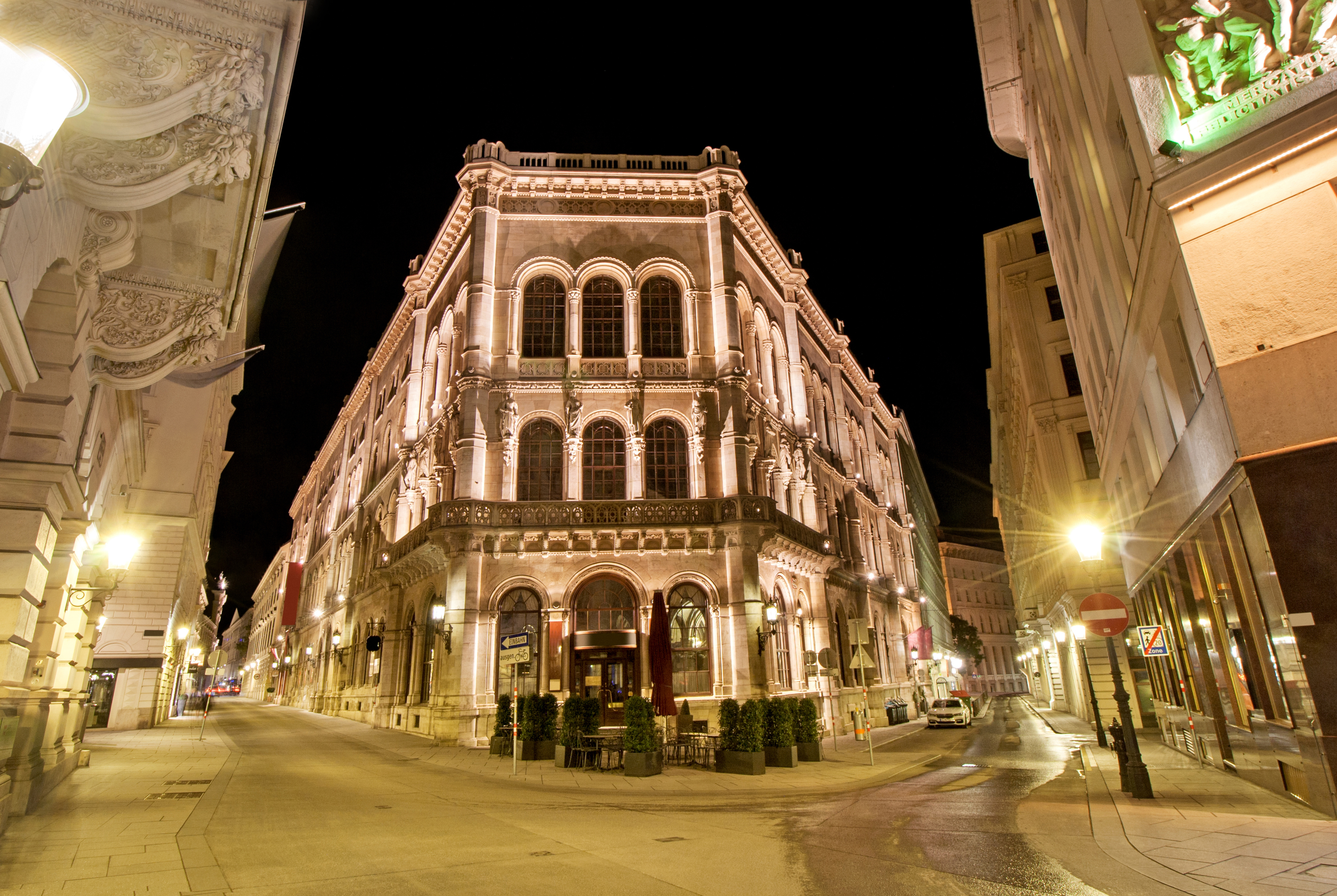 Palais Ferstel, en traditionel wienerbygning oplyst om natten i Wien, Østrig.