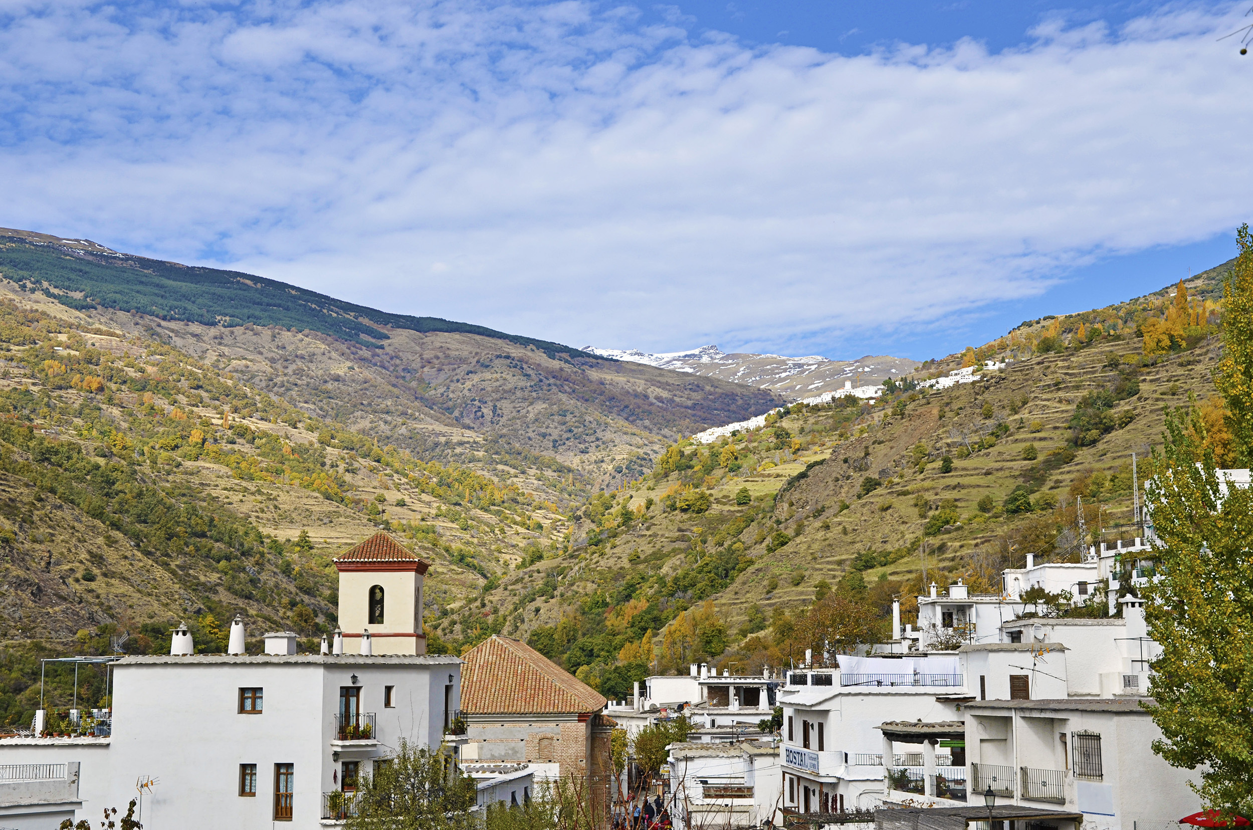Den hvide bjerglandsby Pampaneira beliggende i Alpujarra-regionen i Sierra Nevada bjergene, Granada-provinsen, Andalusien, Spanien