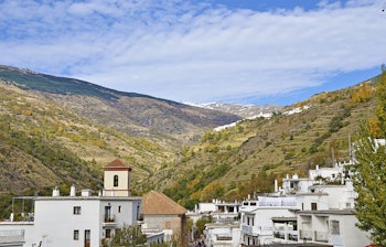 Den hvide bjerglandsby Pampaneira beliggende i Alpujarra-regionen i Sierra Nevada bjergene, Granada-provinsen, Andalusien, Spanien