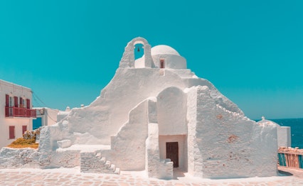 Den berømte hvidkalkede Panagia Paraportiani kirke med sin unikke arkitektur mod den blå himmel på Mykonos, en af de mest populære seværdigheder