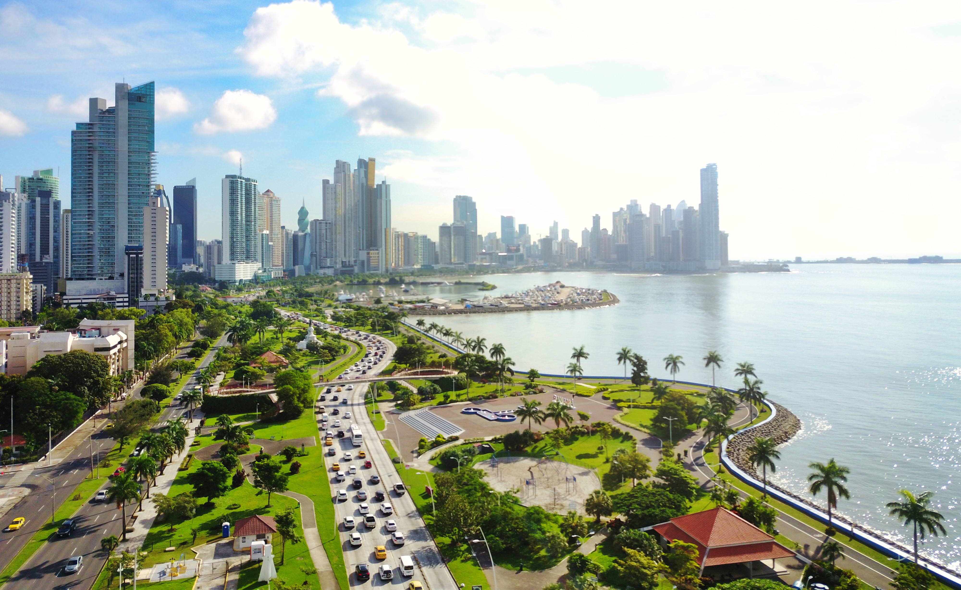 Luftfoto af Panama City skyline med moderne skyskrabere langs kysten og kystmotorvej