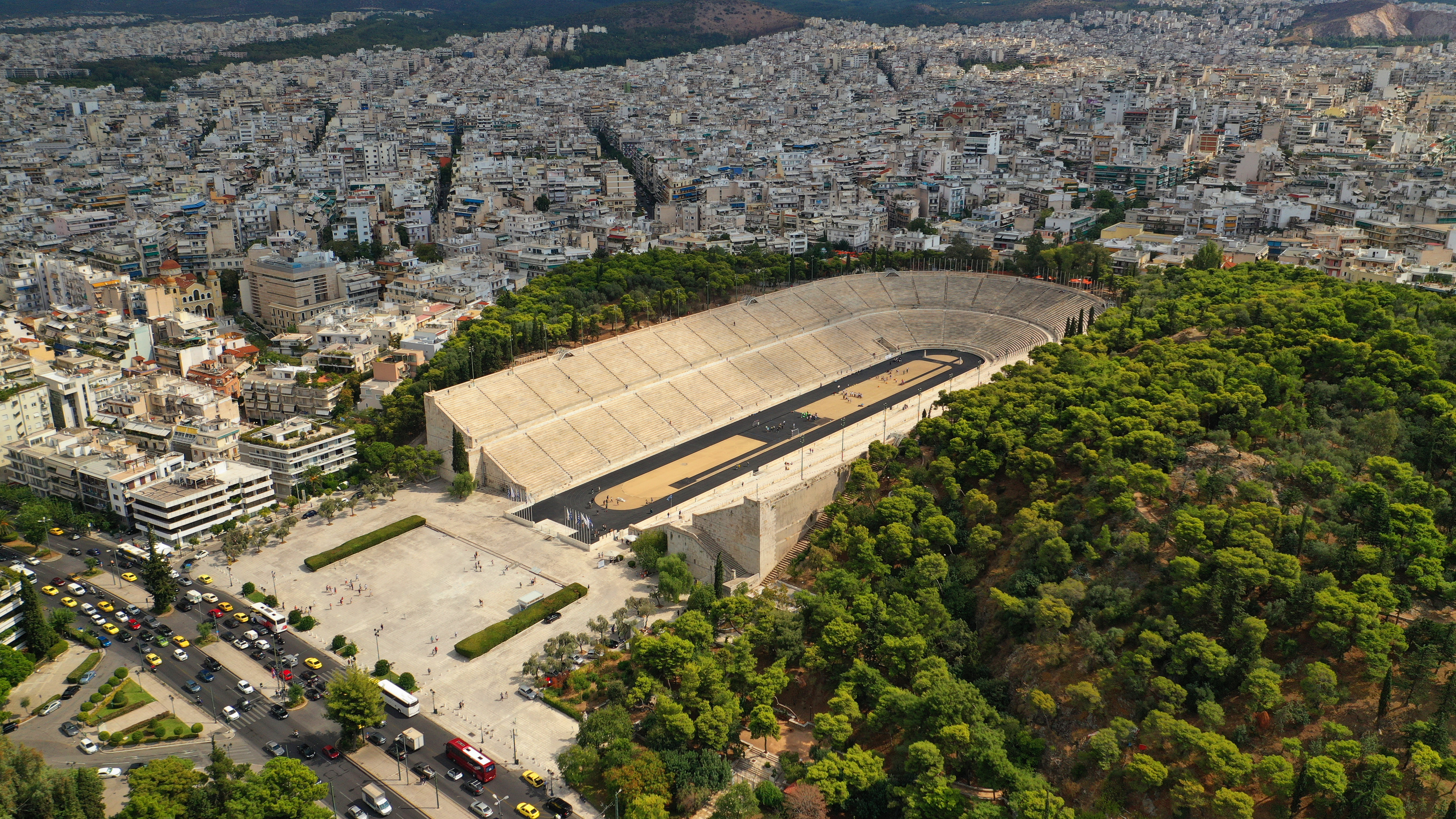 Luftfoto af det historiske Panathenaic Stadion (Kallimarmaro) i Athen, bygget af hvid marmor og kendt som fødestedet for de moderne Olympiske Lege