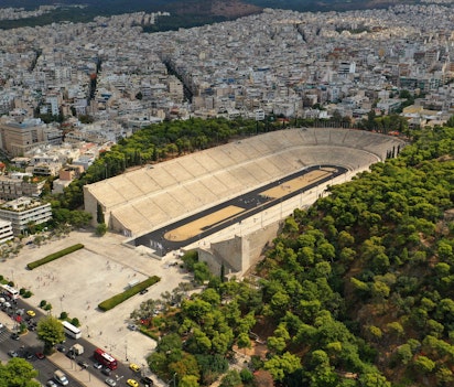 Luftfoto af det historiske Panathenaic Stadion (Kallimarmaro) i Athen, bygget af hvid marmor og kendt som fødestedet for de moderne Olympiske Lege