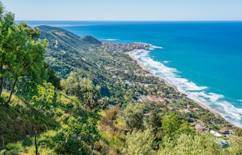 Betagende panoramaudsigt over den idylliske by Acciaroli og den azurblå Cilentokyst i Campania, Syditalien