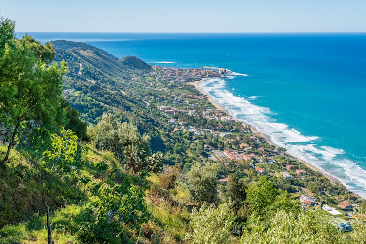 Betagende panoramaudsigt over den idylliske by Acciaroli og den azurblå Cilentokyst i Campania, Syditalien