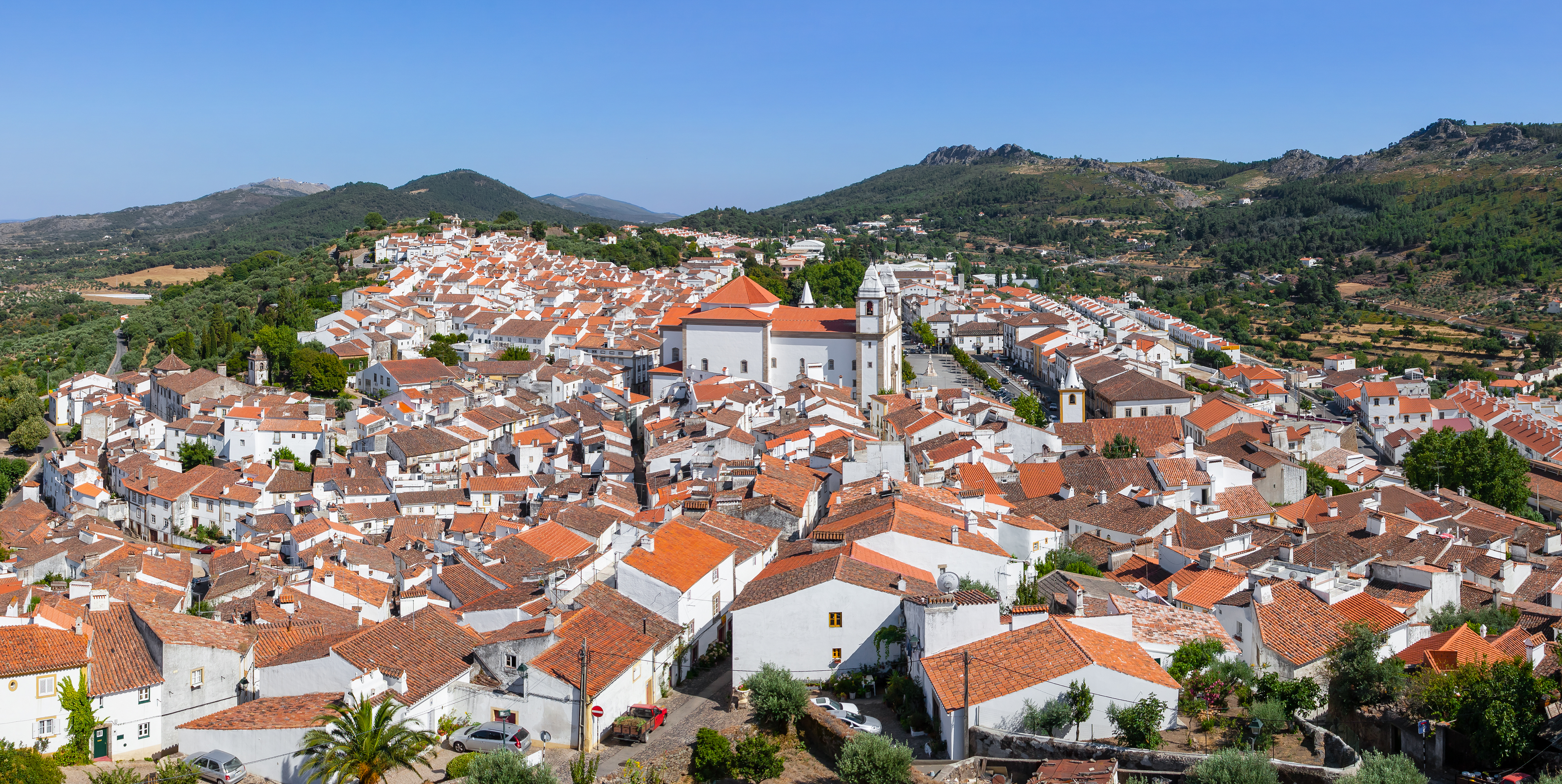 Panoramaudsigt over de historiske røde tage i Castelo de Vide set fra slotstårnet i Alto Alentejo, Portugal