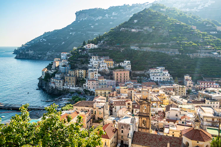 Panoramaudsigt over citronsstien i Minori på Amalfikysten i Italien med azurblåt Middelhav og frodige grønne terrasser