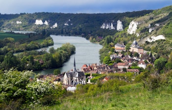 Betagende panoramaudsigt over Les Andelys og Seine-floden set fra det historiske Chateau Gaillard i Normandiet, Frankrig