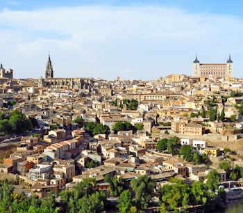 Panoramaudsigt over Toledo i Spanien med historiske monumenter fra de tre kulturers by set fra højderne