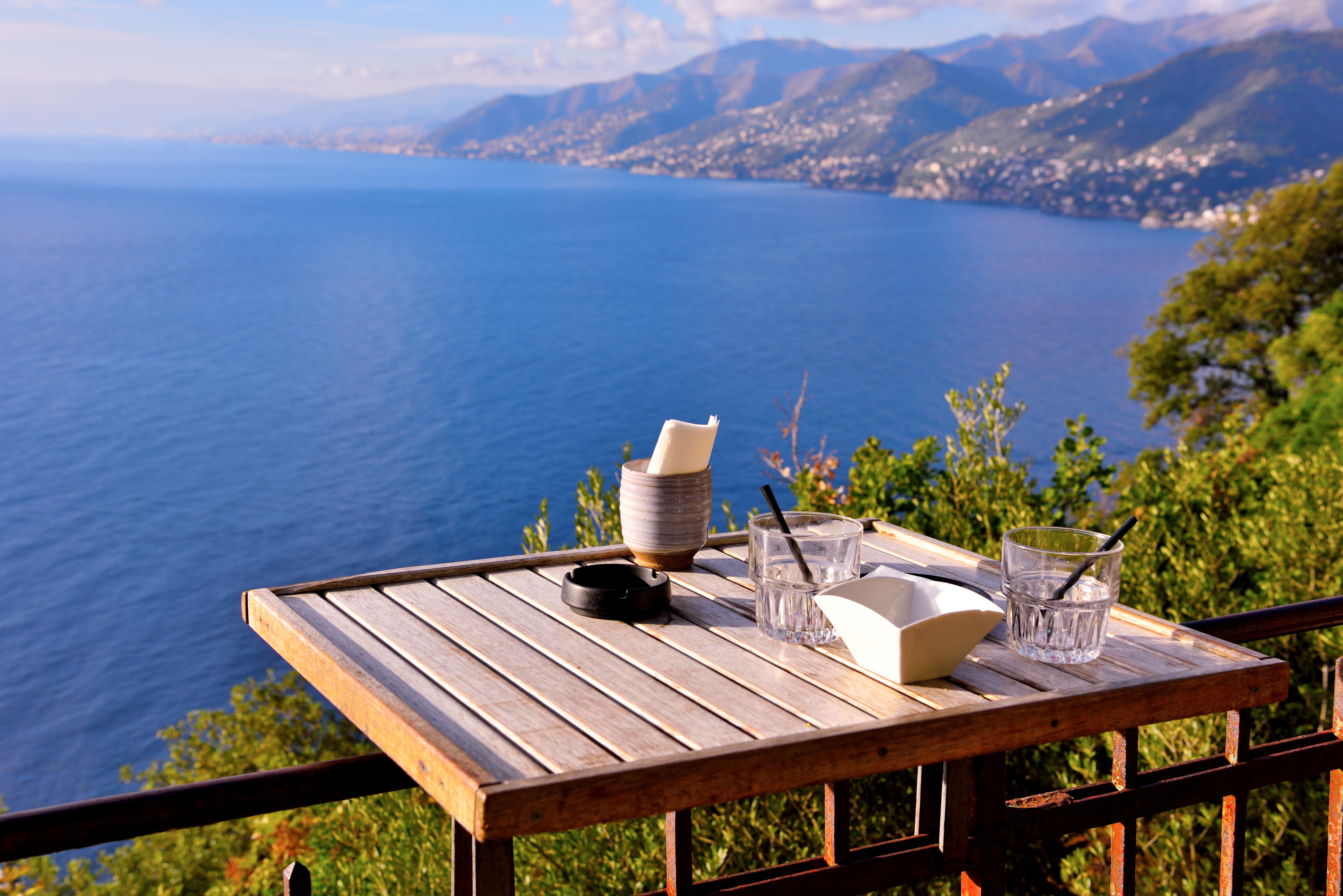 Betagende panoramaudsigt over Middelhavet fra San Rocco terrassen i Camogli, Ligurien, Italien