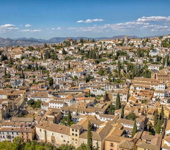 Betagende panoramaudsigt over det historiske Albaicin-kvarter med hvide bygninger set fra Alhambra-paladset i Granada, Spanien - UNESCO verdensarv
