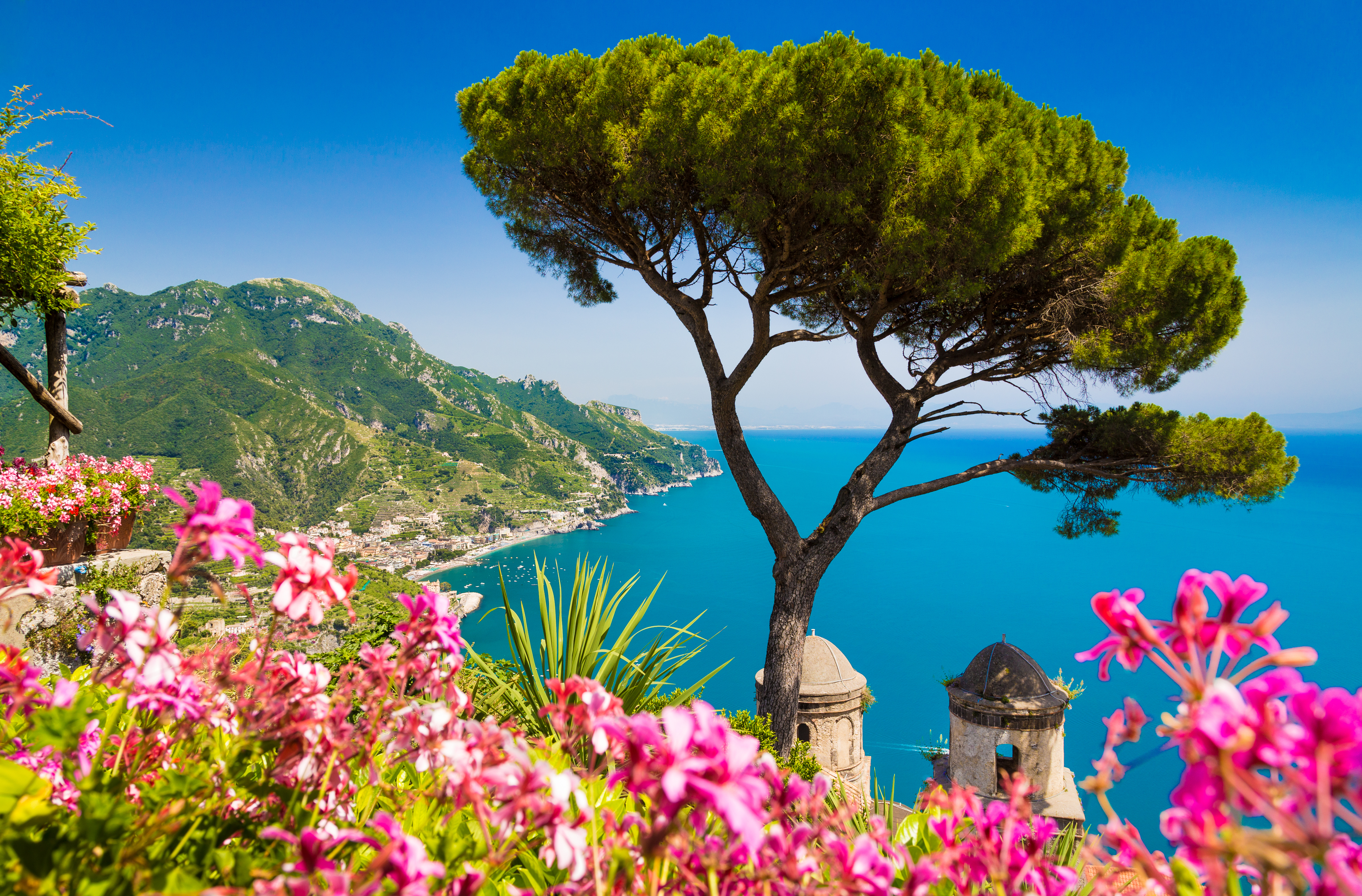 Betagende panoramaudsigt over Amalfi-kysten og Salerno-bugten fra Villa Rufolo-haverne i Ravello med farverige kystbyer mellem det azurblå Middelhav og grønne bjerge