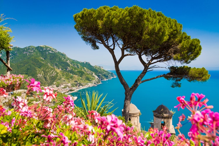 Betagende panoramaudsigt over Amalfi-kysten og Salerno-bugten fra Villa Rufolo-haverne i Ravello med farverige kystbyer mellem det azurblå Middelhav og grønne bjerge
