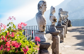 Betagende panoramaudsigt over Amalfikystens azurblå vand fra Villa Cimbrone i Ravello, Italien