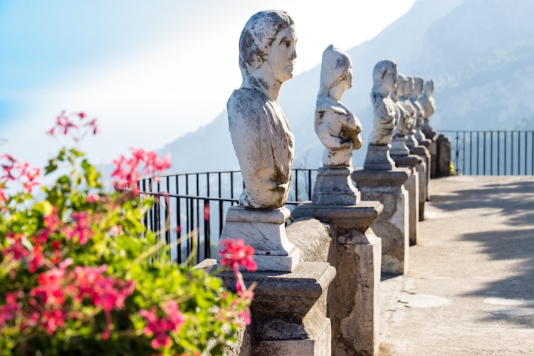 Betagende panoramaudsigt over Amalfikystens azurblå vand fra Villa Cimbrone i Ravello, Italien
