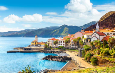 Smuk panoramaudsigt over den lille landsby Canical nær Ponta de Sao Lourenco på Madeira, Portugal