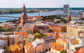 Betagende panoramaudsigt over Gamle Rigas røde tage og historiske bygninger set fra St. Peters Kirketårn i Letlands charmerende hovedstad