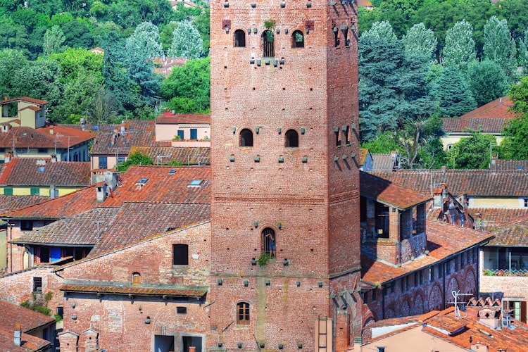 Betagende panoramaudsigt over middelalderbyen Lucca med det historiske Guinigi-tårn, der rejser sig over de terrakottafarvede tage i Toscana, Italien