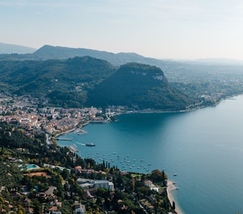Betagende panoramaudsigt over Garda by og Gardasøen set fra vandrestien på Monte Luppia i solnedgangen
