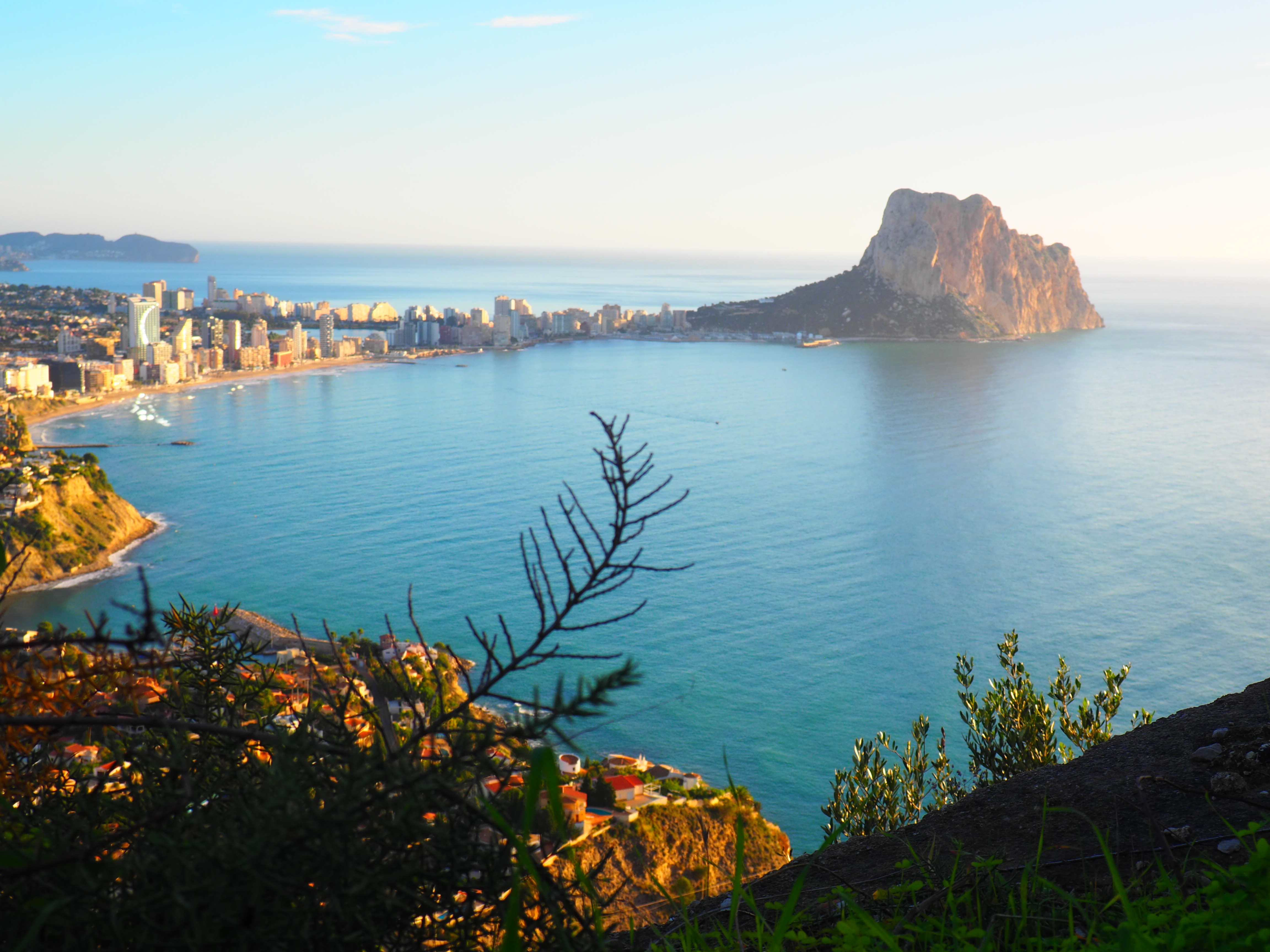 Betagende panoramaudsigt over Costa Blanca med det blå Middelhav, bjerge og kystlinje ved Alicante, Altea og Calpe i Spanien